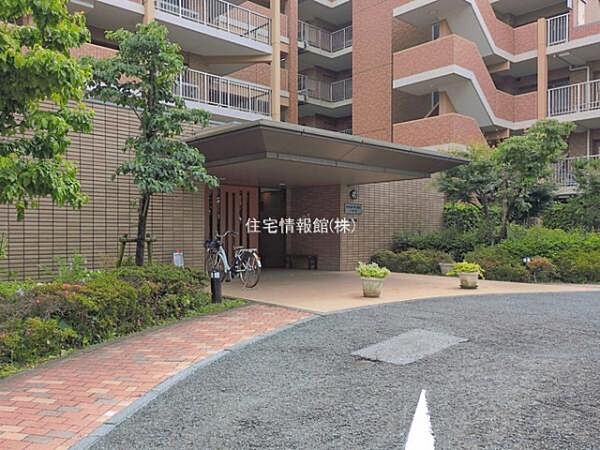 ゆったりとした印象のエントランスです。