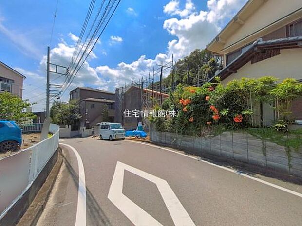 前面道路を含めた現地写真です。