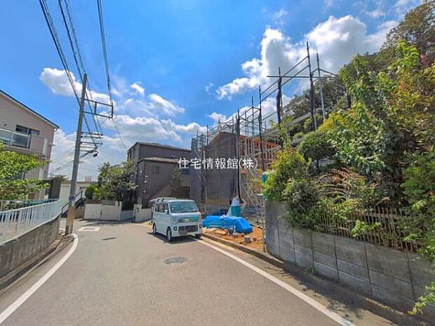 前面道路を含めた現地写真です。