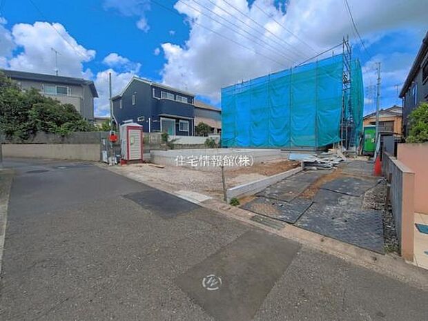 前面道路を含めた現地写真です。