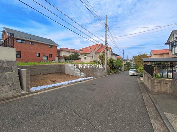 前面道路を含めた現地写真です。