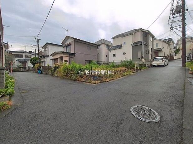 前面道路を含めた現地写真です。