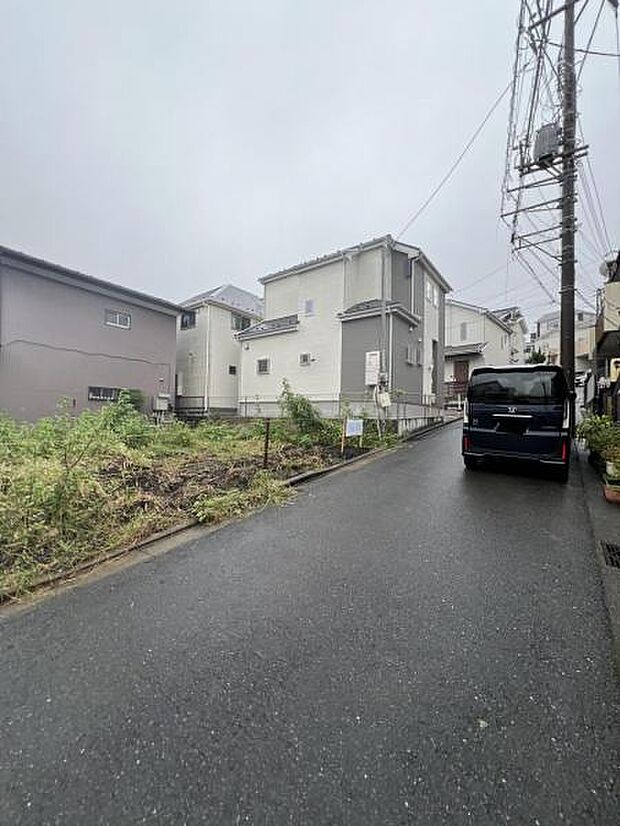 前面道路を含めた現地写真です。