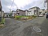 外観：前面道路を含めた現地写真です。