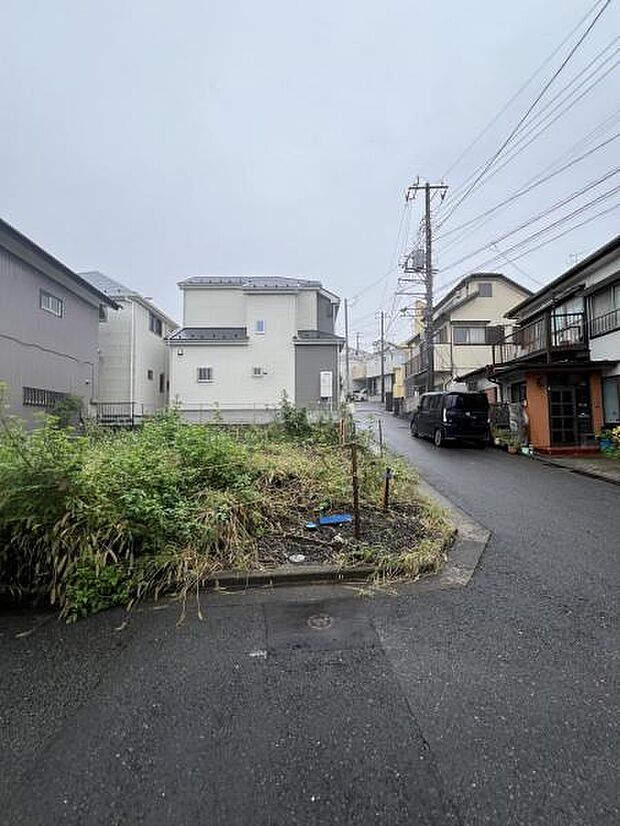 前面道路を含めた現地写真です。