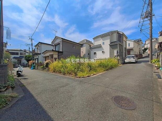 前面道路を含めた現地写真です。