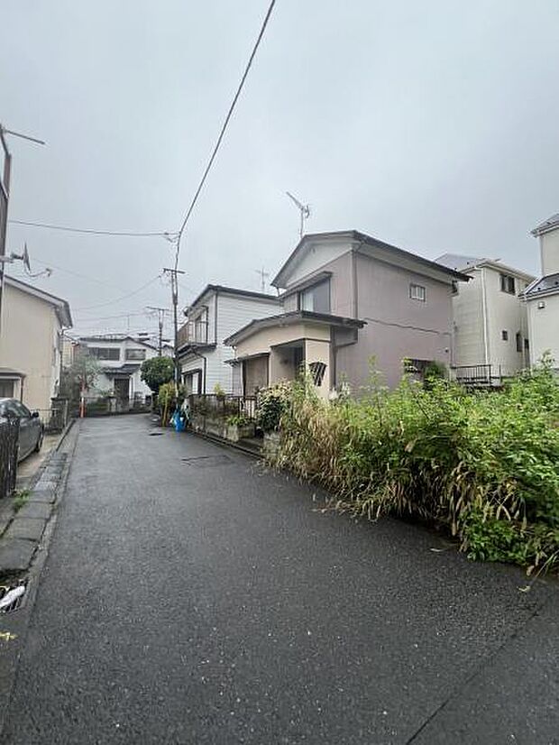 前面道路を含めた現地写真です。