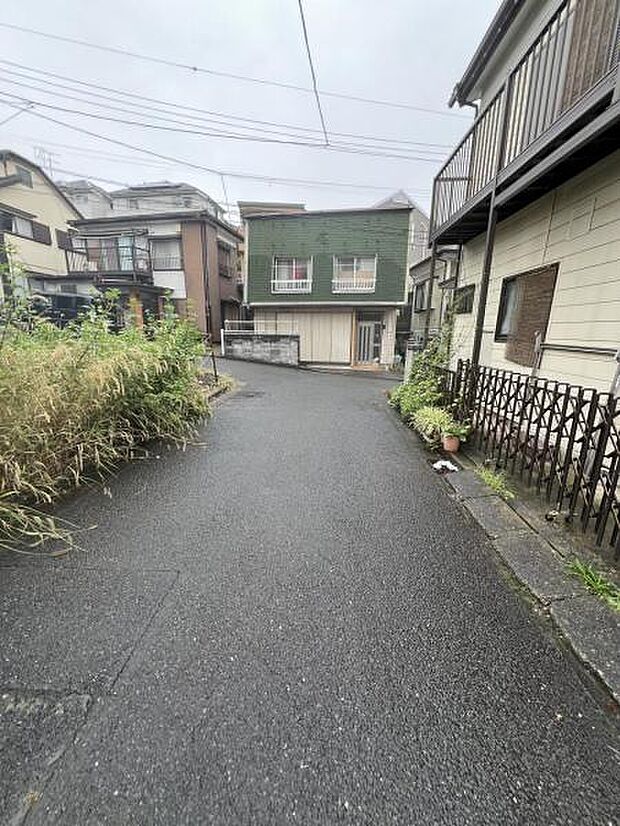 前面道路を含めた現地写真です。