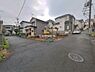 外観：前面道路を含めた現地写真です。