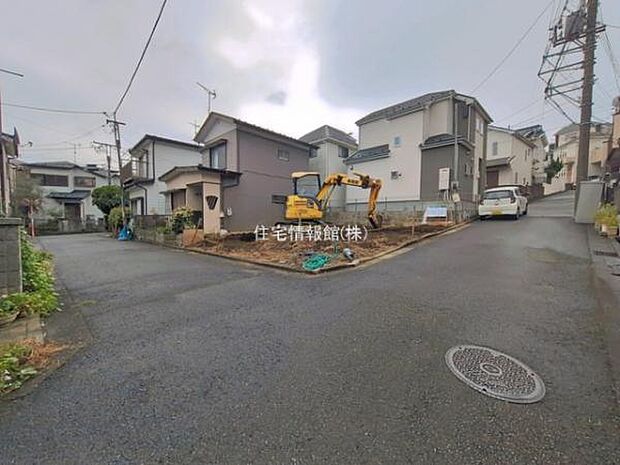 前面道路を含めた現地写真です。