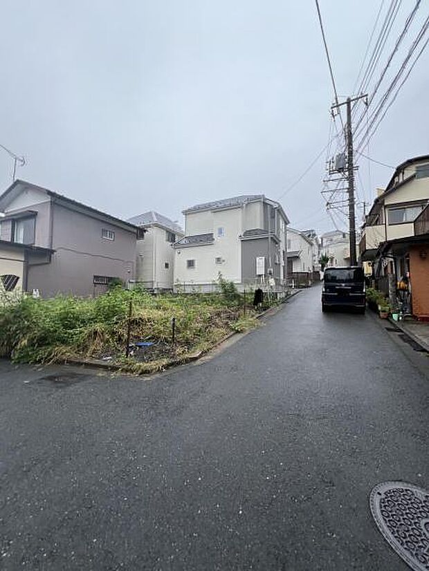 前面道路を含めた現地写真です。