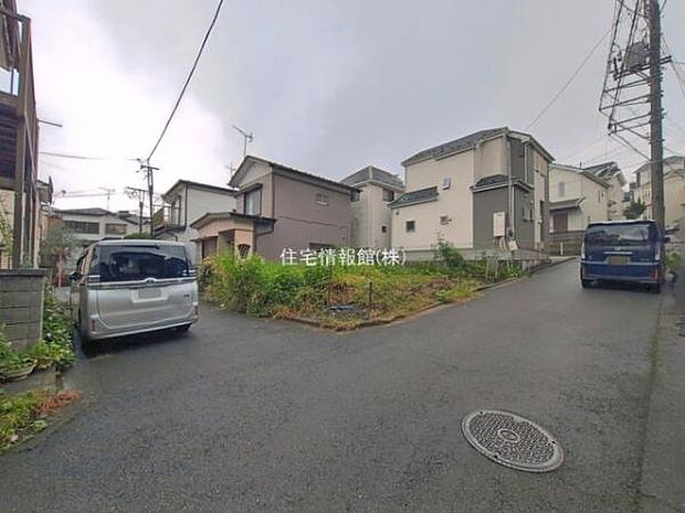 前面道路を含めた現地写真です。