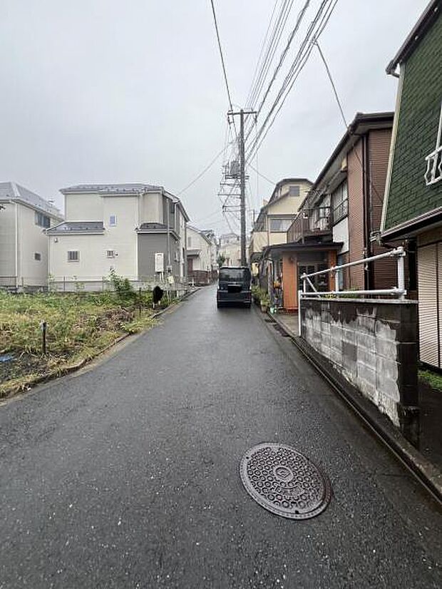 前面道路を含めた現地写真です。
