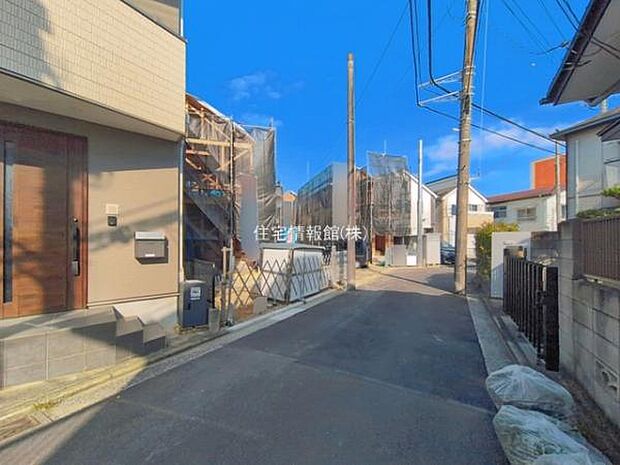 前面道路を含めた現地写真です。