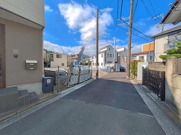 前面道路を含めた現地写真です。
