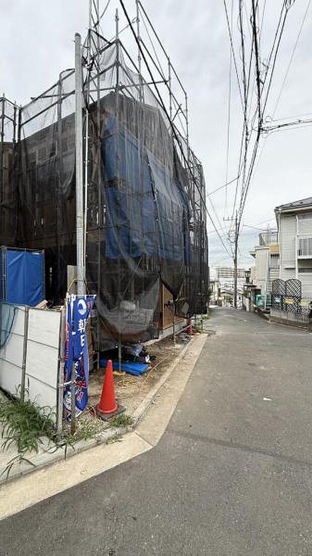 前面道路を含めた現地写真です。