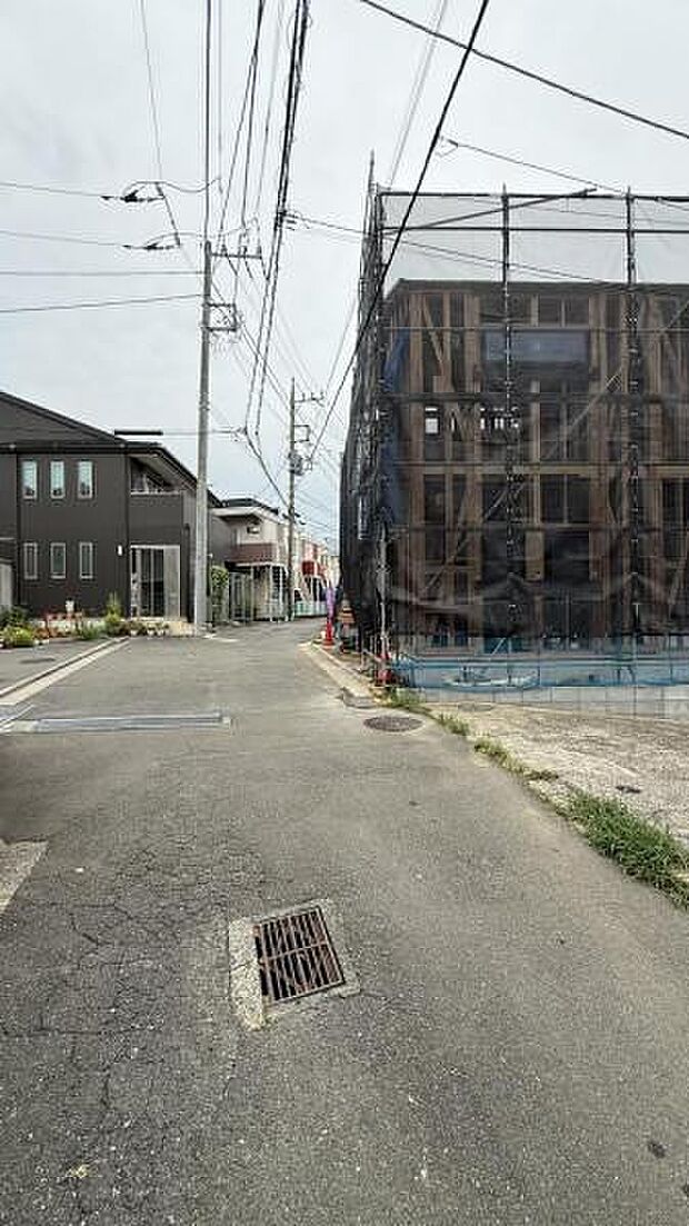 前面道路を含めた現地写真です。