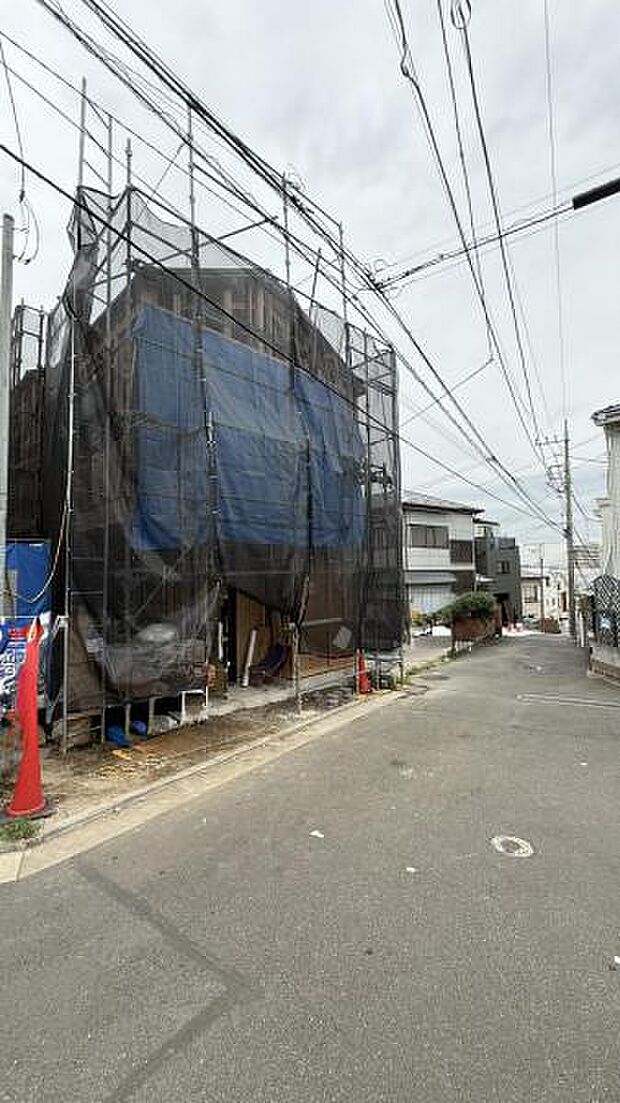 前面道路を含めた現地写真です。