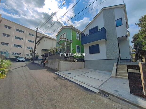 前面道路を含めた現地写真です。