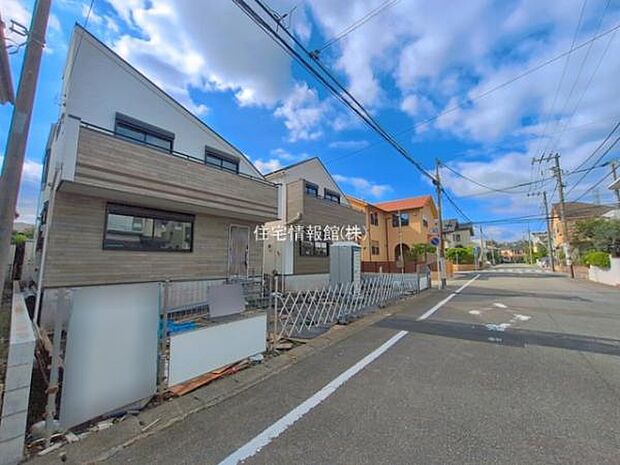 前面道路を含めた現地写真です。