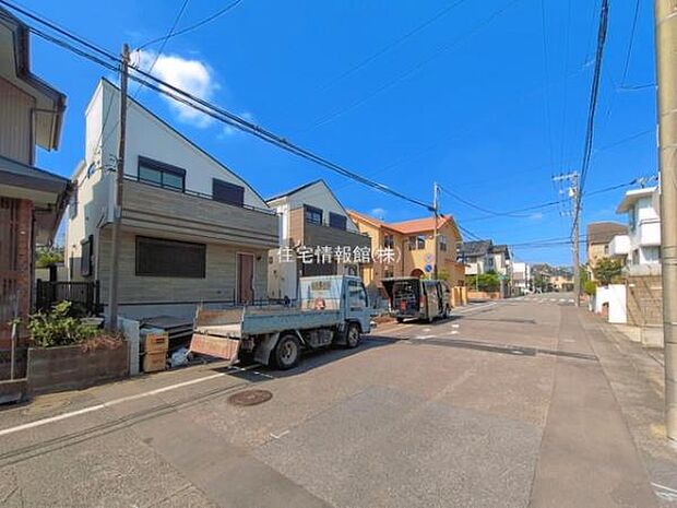 前面道路を含めた現地写真です。