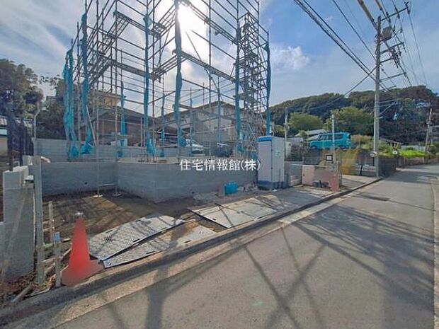 前面道路を含めた現地写真です。