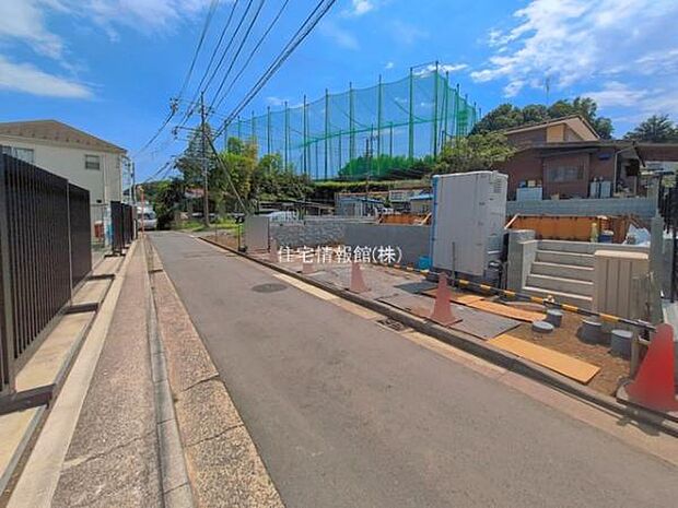 前面道路を含めた現地写真です。