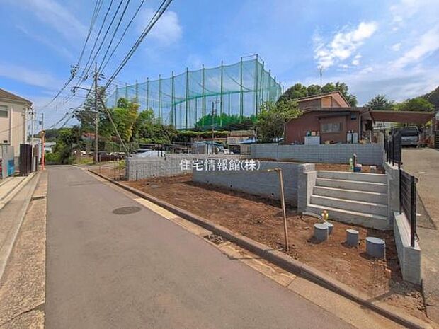 前面道路を含めた現地写真です。