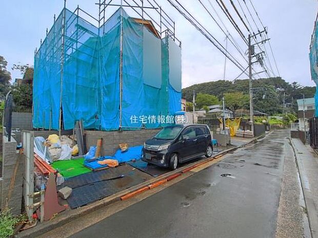 前面道路を含めた現地写真です。