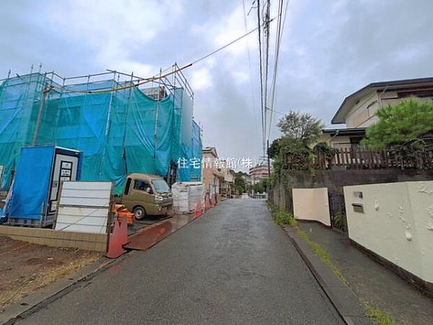 前面道路を含めた現地写真です。