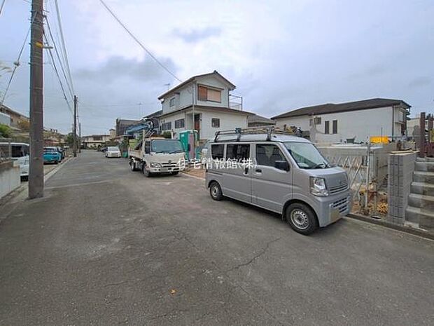 前面道路を含めた現地写真です。