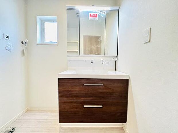 洗面化粧台です。朝の身支度から1日が始まります。