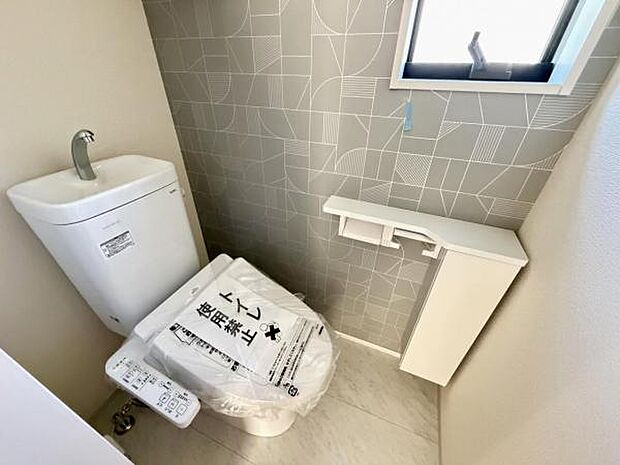 シャワー洗浄機能付のトイレは、清潔感が印象的な空間ですね。