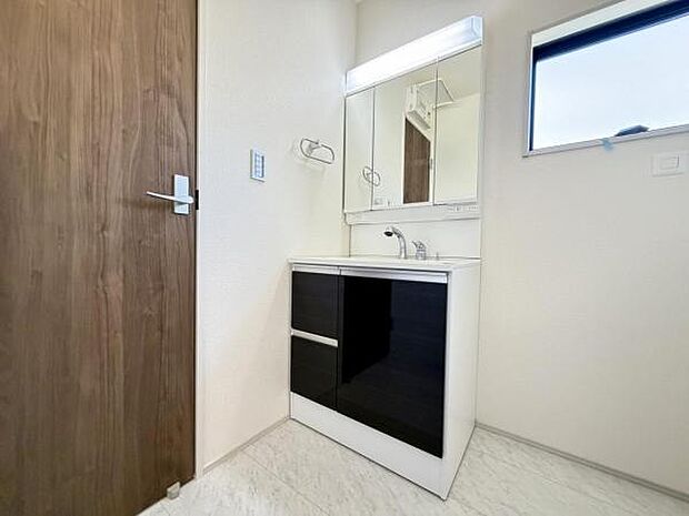 洗面化粧台です。朝の身支度から1日が始まります。