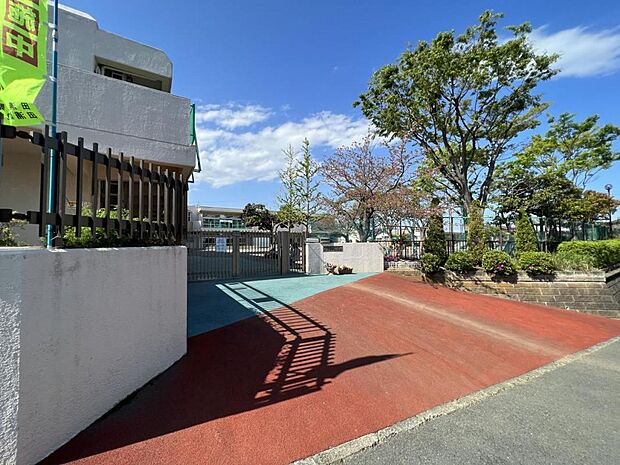 たかとり幼稚園まで約460m（徒歩6分）