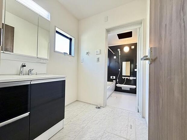 脱衣所は小さなお子様がいるご家庭にも重宝されます。