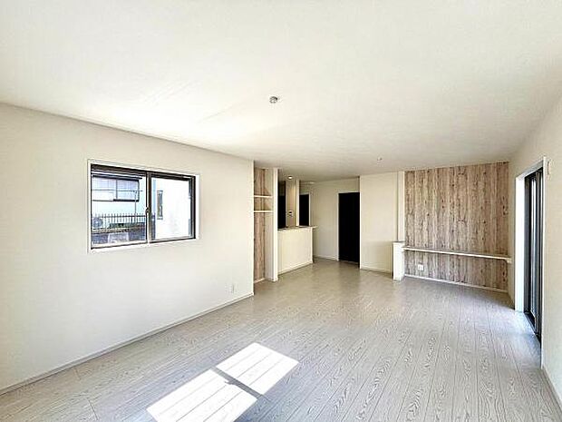 お食事中もキッチンと会話が楽しめるダイニングスペース。