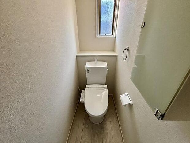 シャワー洗浄機能付のトイレは、清潔感が印象的な空間ですね。