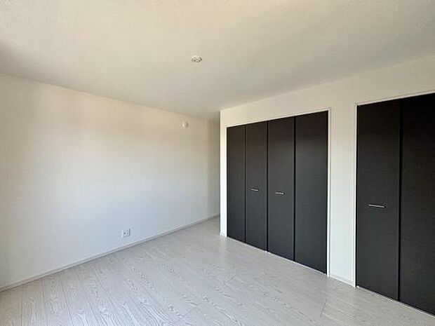 いつでもお部屋をスッキリお使い頂ける収納スペースを設置。