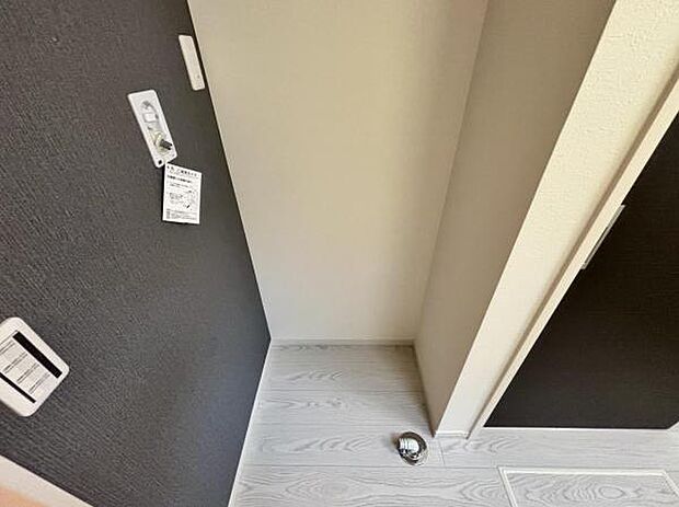 ランドリースペースです。身支度を整えながら洗濯機の操作を行えます。