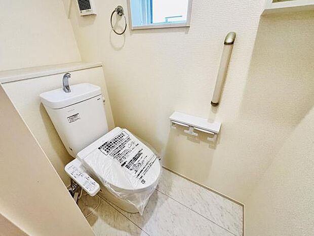 シャワー洗浄機能付のトイレは、清潔感が印象的な空間ですね。