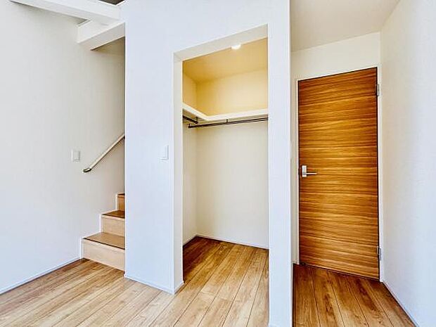 ウォークインクローゼットがあり収納スペースも豊富。季節物もスッキリ片付きそうです。