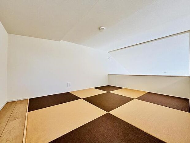 約2.8帖の畳のロフトです。