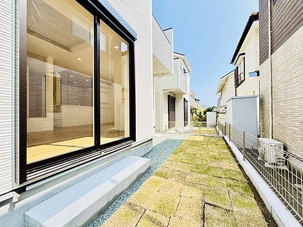 お庭スペースは、ガーデニングやお子様との外遊びなど多彩な用途でお楽しみいただけます。