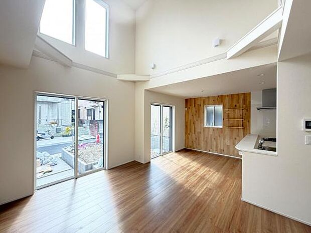 リビングダイニングは上部が吹き抜けになっていますので、明るく開放感がございますね。