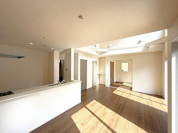 お食事中もキッチンと会話が楽しめるダイニングスペース。