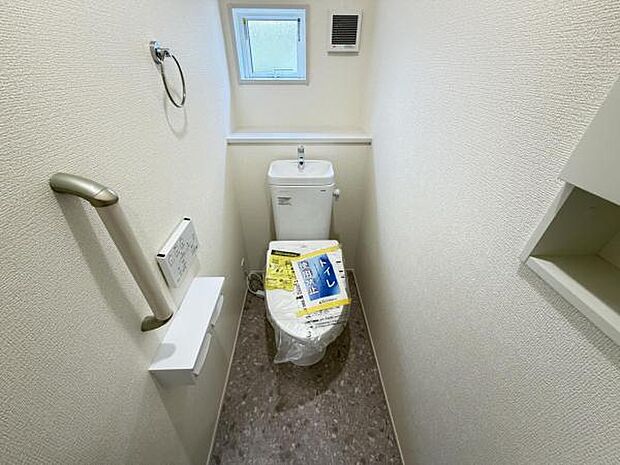 シャワー洗浄機能付のトイレは、清潔感が印象的な空間ですね。