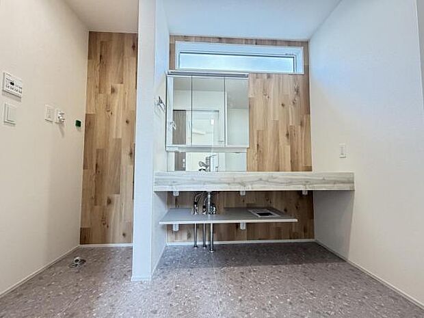 洗面化粧台です。朝の身支度から1日が始まります。