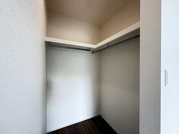 ウォークインクローゼットがあり収納スペースも豊富。季節物もスッキリ片付きそうです。