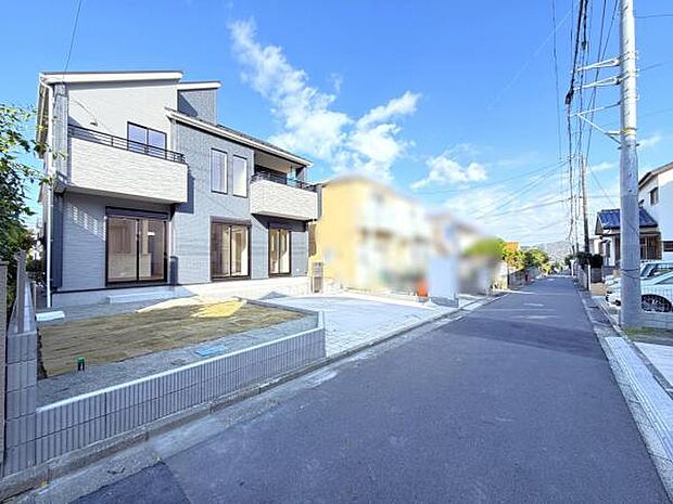 前面道路を含めた現地写真です。